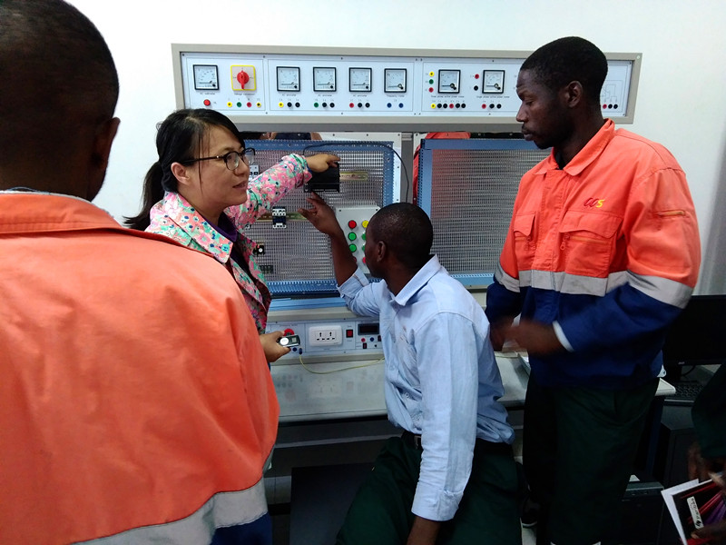 Ms. Luo Mei is undertaking PLC technology training for CCS workers