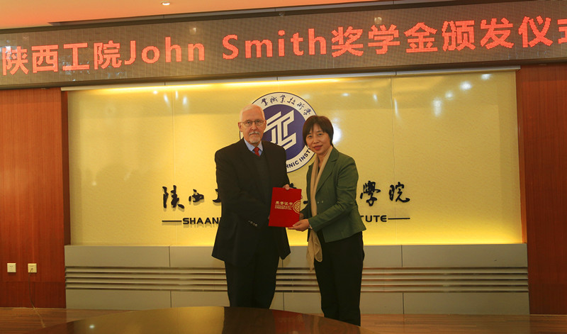 Ms.Zhang Xiaoyun, SXPI presient,awards the friendship donation certificate to Mr. John Smith